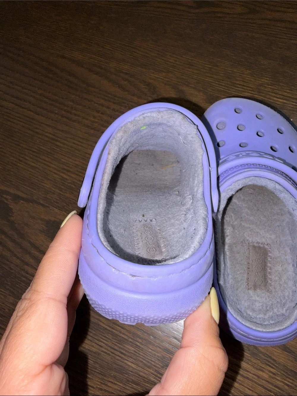 CROCS Kids Lavender Faux-Fur Lined Clogs. C8